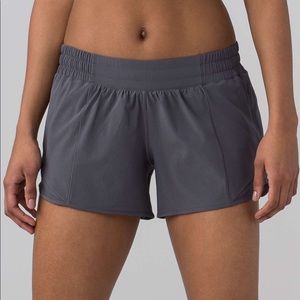 Lululemon Hotty Hot short 2.5” -Dark carbon